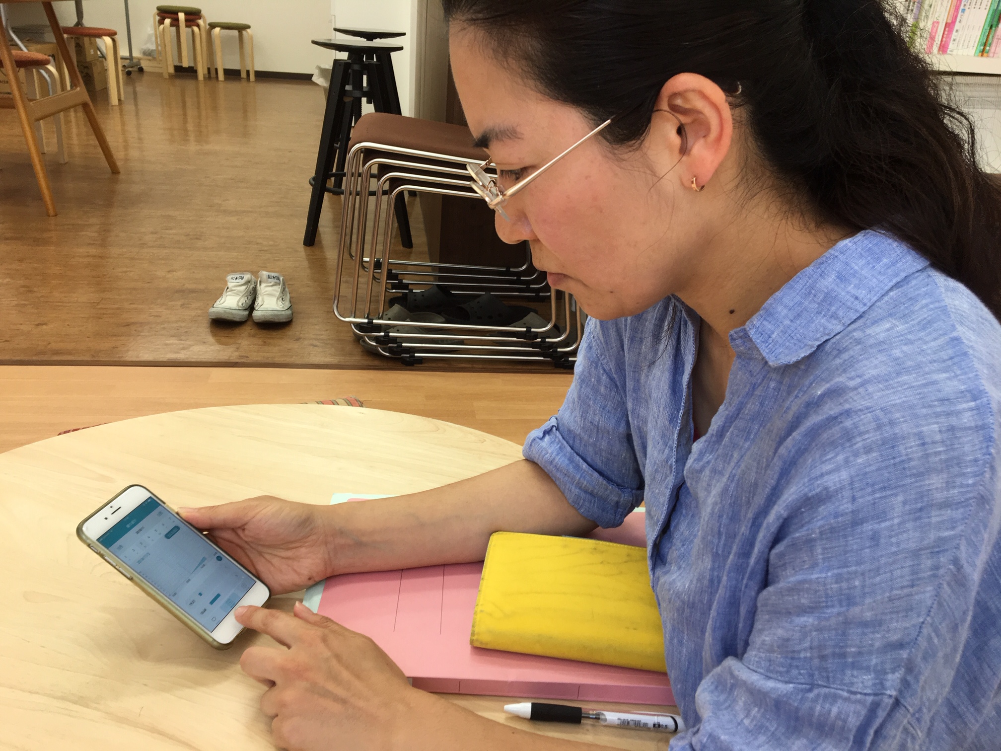 DFreeアプリを見つめるNさん